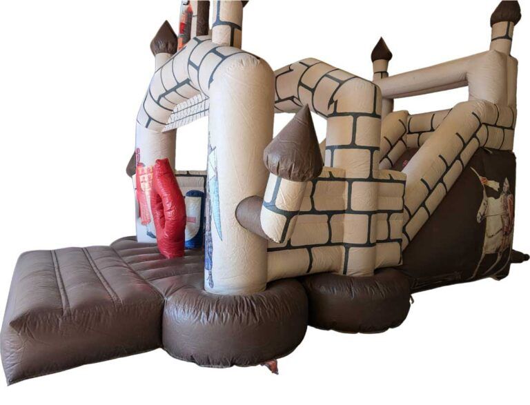 Castillo hinchable con rampa tobogán de temática medieval