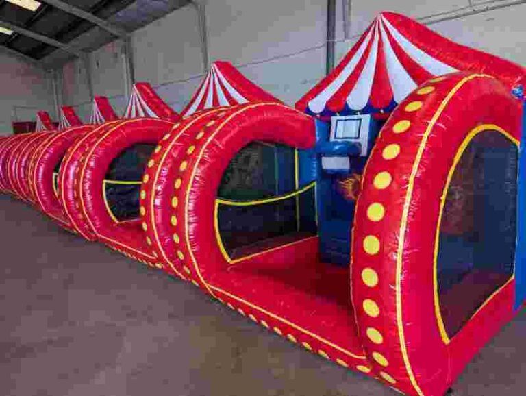 alquilar castillo hinchable en Castellon. Feria completa. 6 casetas hinchables rojas de tipo circo.