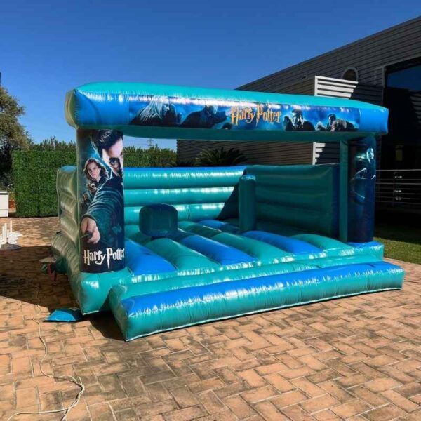 Castillo hinchable de alquiler con temática harry potter azul