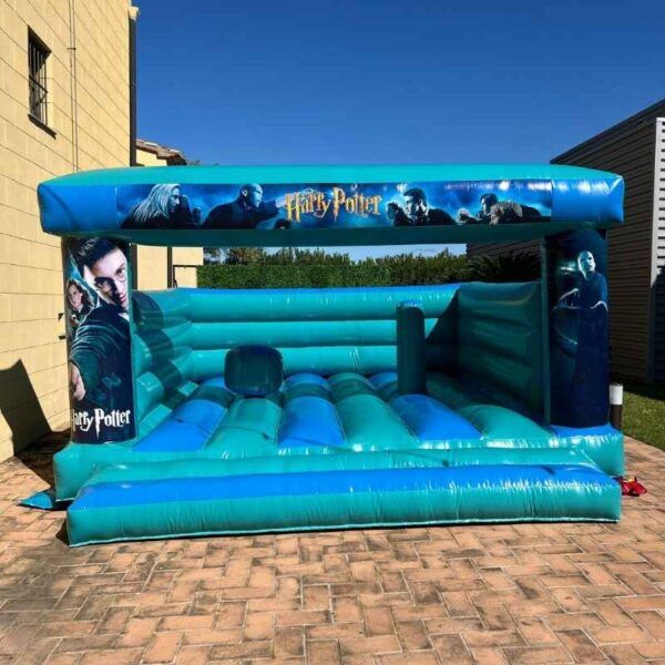 Castillo hinchable de alquiler con temática harry potter azul
