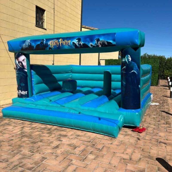 Castillo hinchable de alquiler con temática harry potter azul