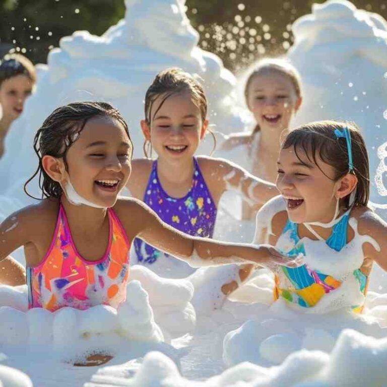Niños jugando en la fiesta de la espuma