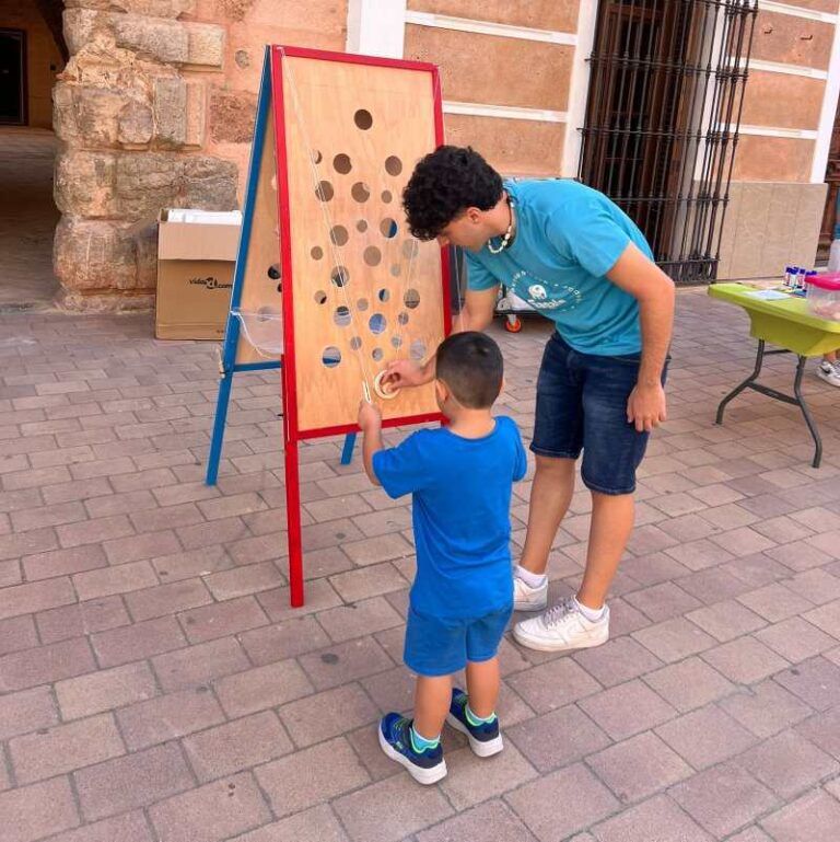 Juego gigante de habilidad con monitores en un evento infantil