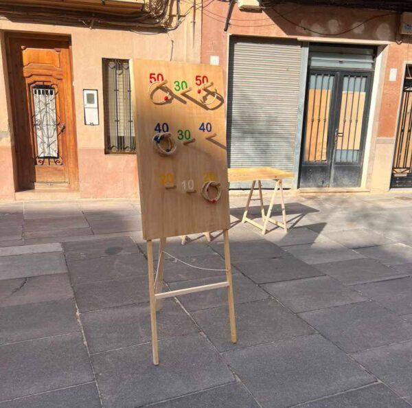 Juego gigante de madera con colores. Lanzamiento de aro. Complemento de animación infantil