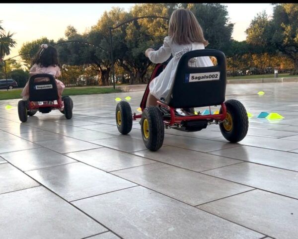 alquiler de karts a pedales para niños y niñas en comuniones