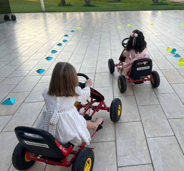 niñas en karts a pedales de alquiler