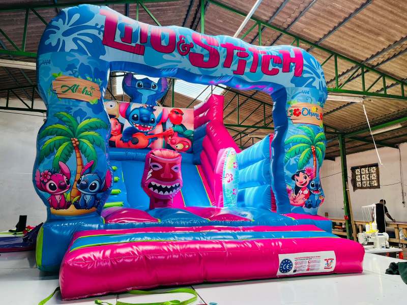 Castillo hinchable nuevo de lilo & stich de lado