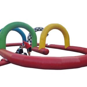 circuito hinchable con dos karts a pedales