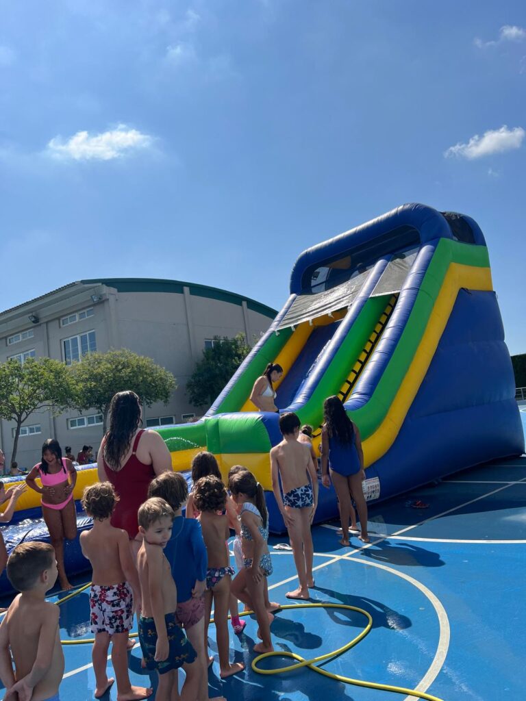 Tobogán acuático instalado y participantes durante un evento
