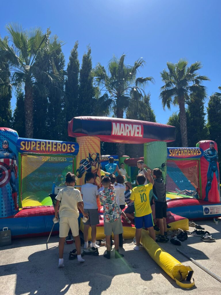 Participantes y monitor de Sagals junto a un hinchable Marvel