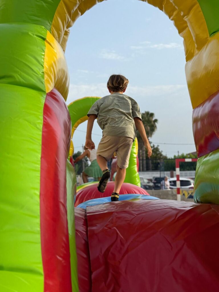 Un niño recorriendo una zona de obstáculos hinchable