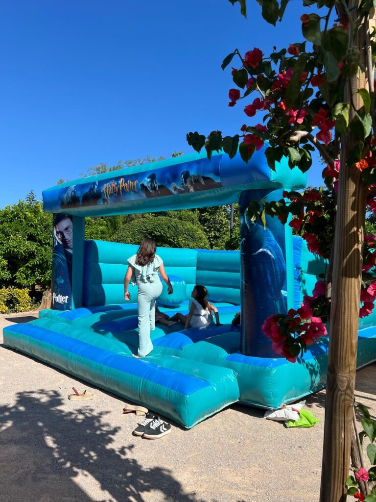 Hinchable de Harry Potter instalado al aire libre
